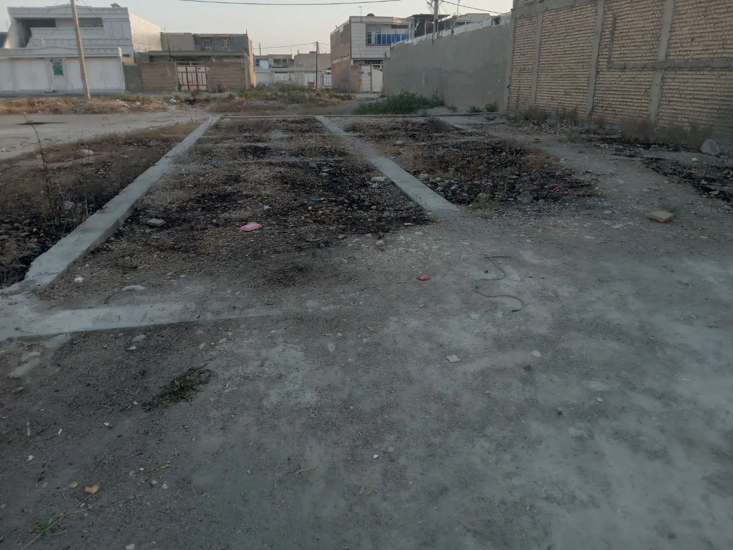 زمین ۲۲۰متری شقایق ۱۴