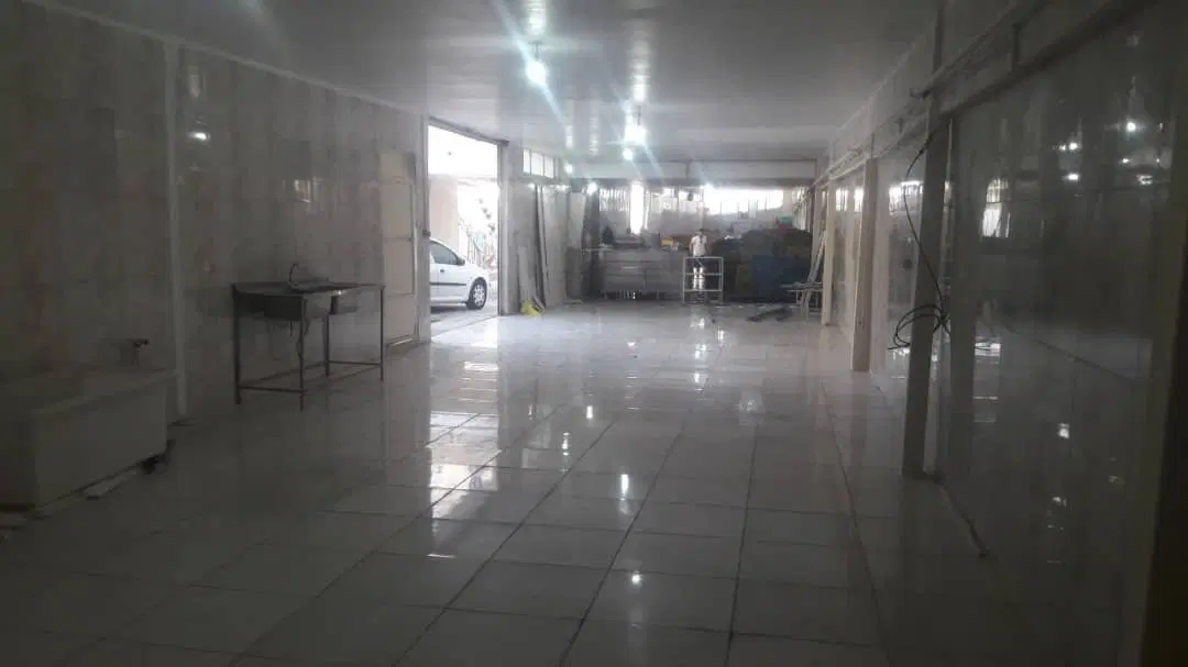 سالن سوله بهداشتی ۳۰۰ متر  و ۱۰۰ متر انبار کارگاه