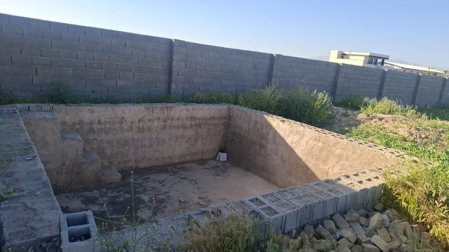 ۴ دیواری با اسکلت و برق و اب کوشک بیدک