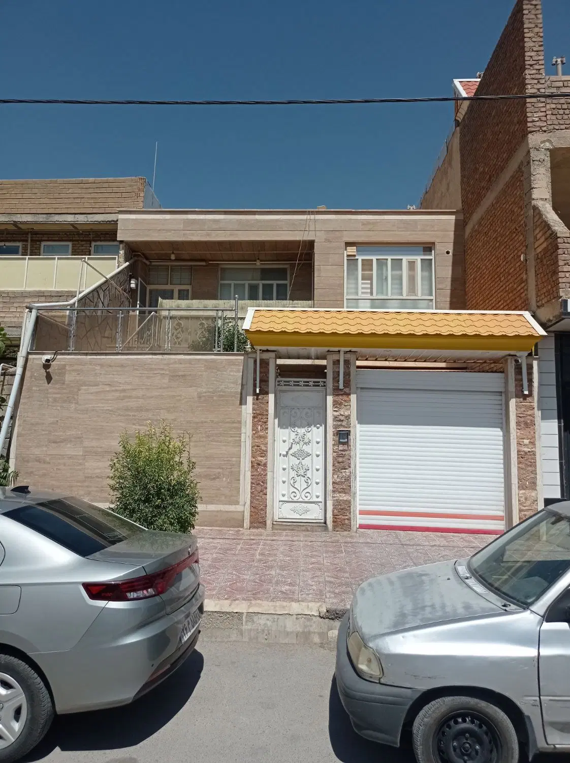 منزل مسکونی دو طبقه بر خیابان 20متری .