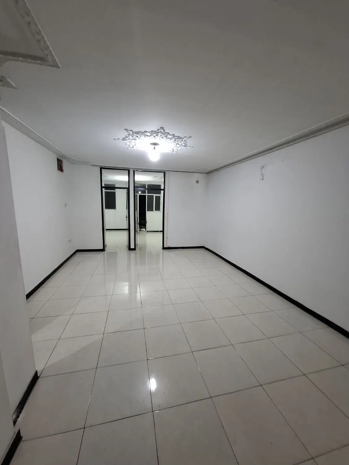 ۸۰ متر خوش نقشه دارای پارکینگ انباری بالکن