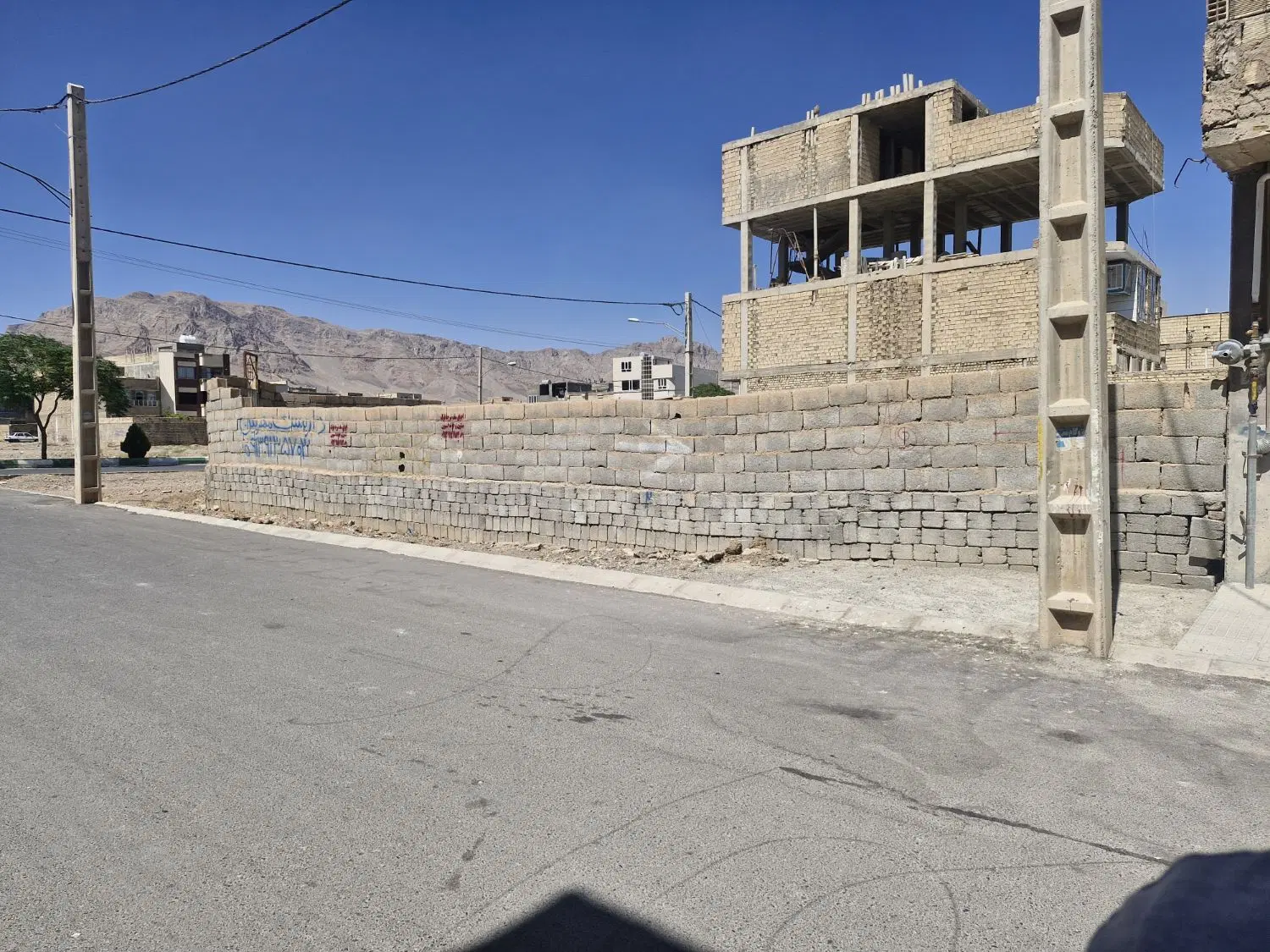 زمین دو نبش جنوبی بر خیابان عطار