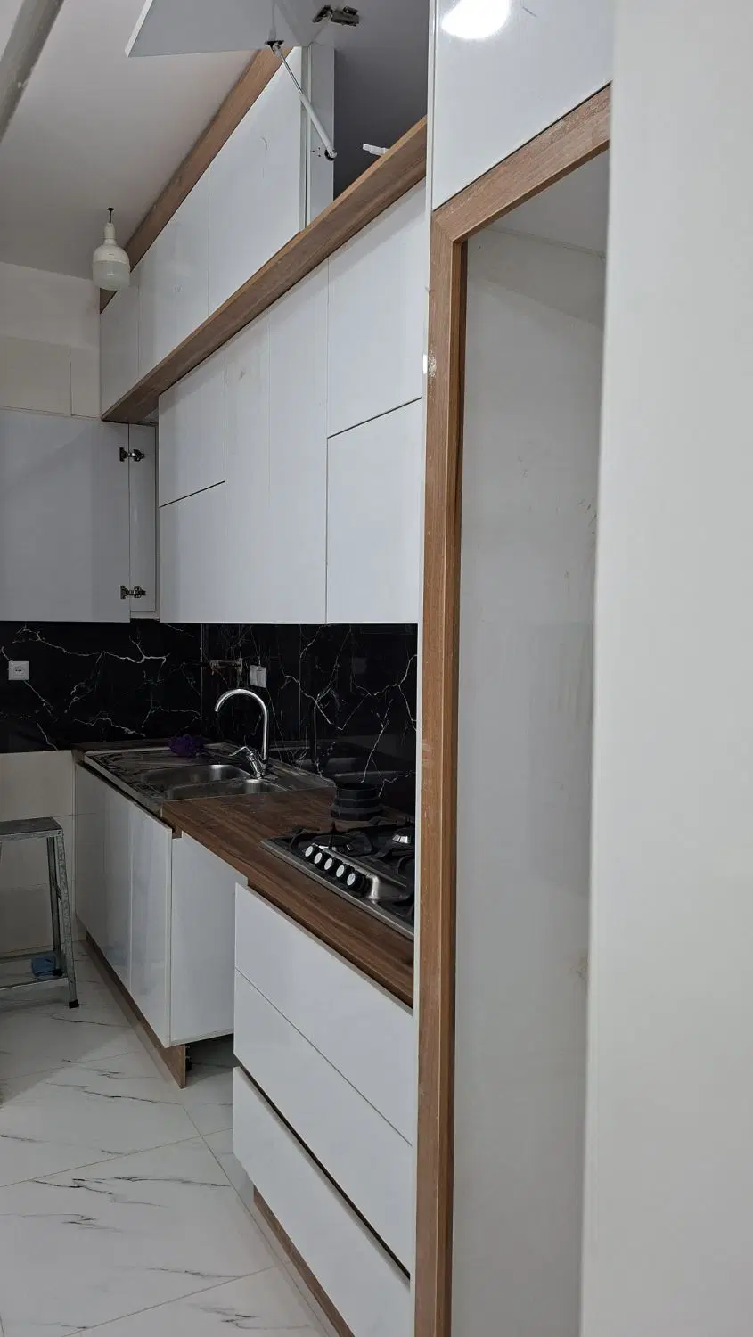 خونه مسکونی طبقه بالای مغازه مجزا