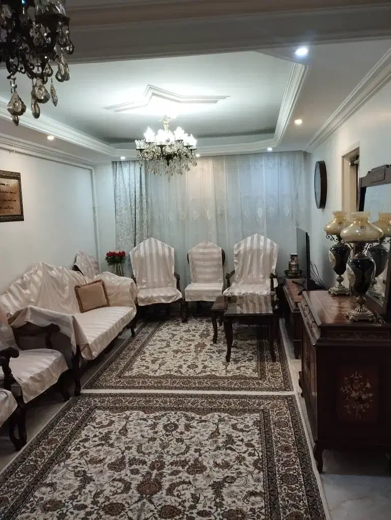 حیاط ۱۳۰ متری دوطبقه ونیم