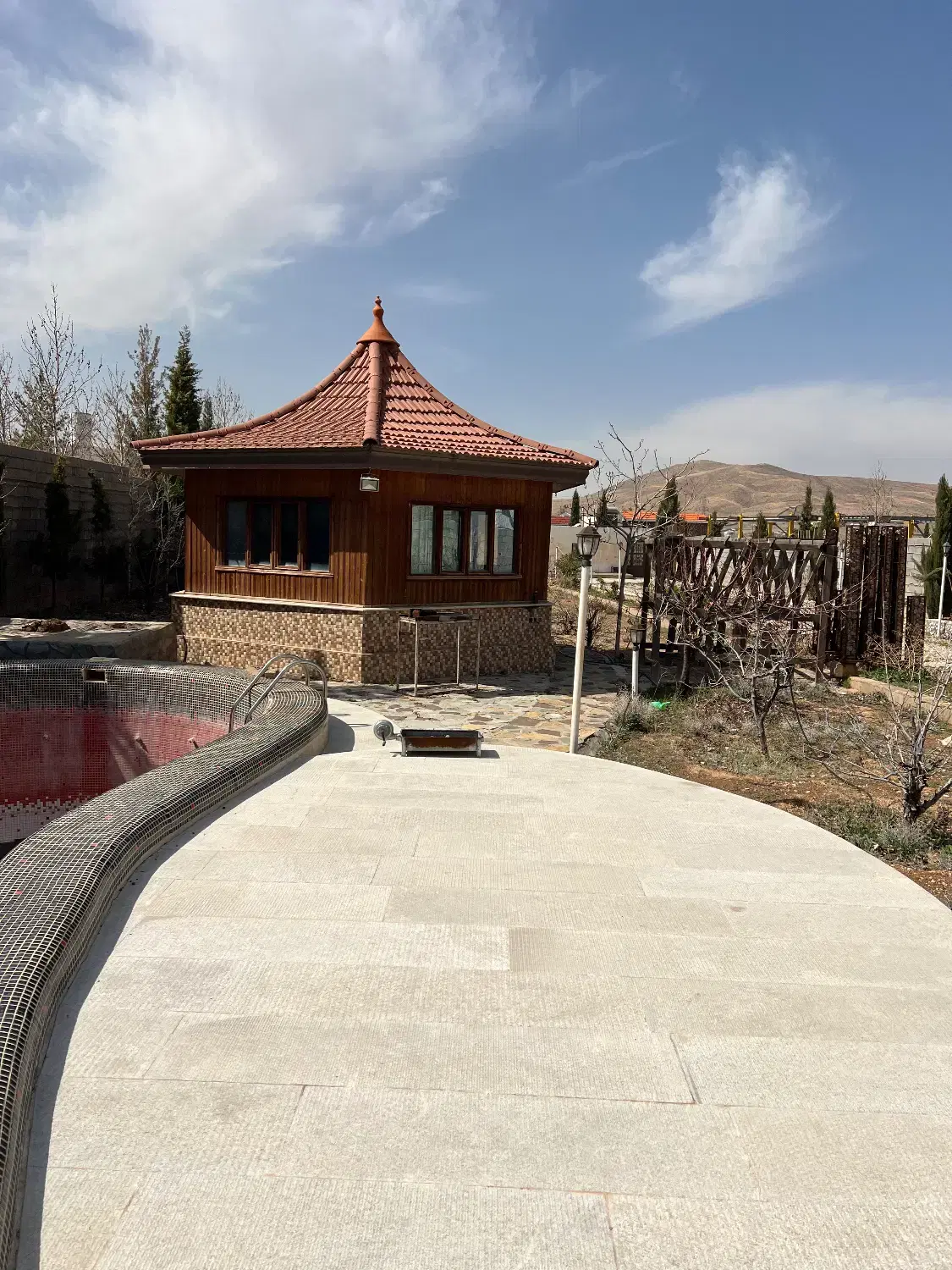 زمین ۶۰۰ متری آپارتمانی