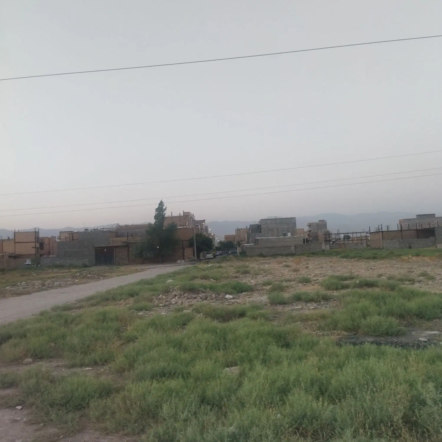 زمین به متراژ ۱۲۵متر  اسکلت و ستون پل آماده شده