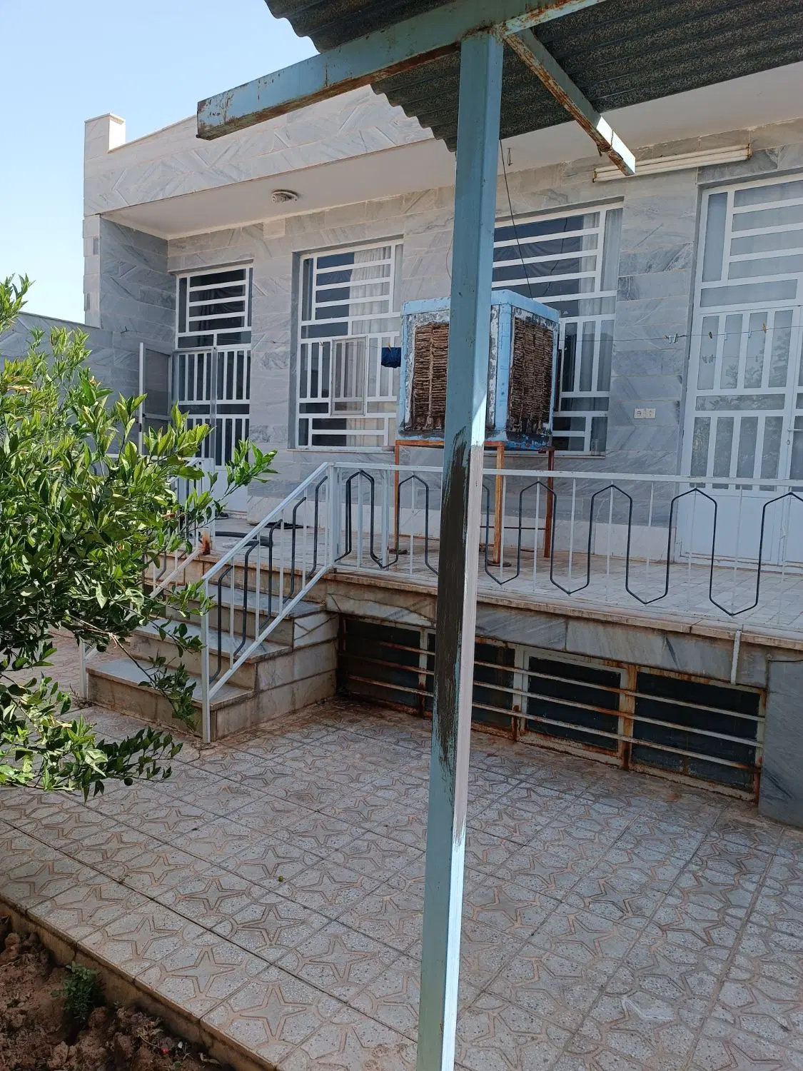 منزل مسکونی حیاط دار 460متر هم کف و زیرزمین