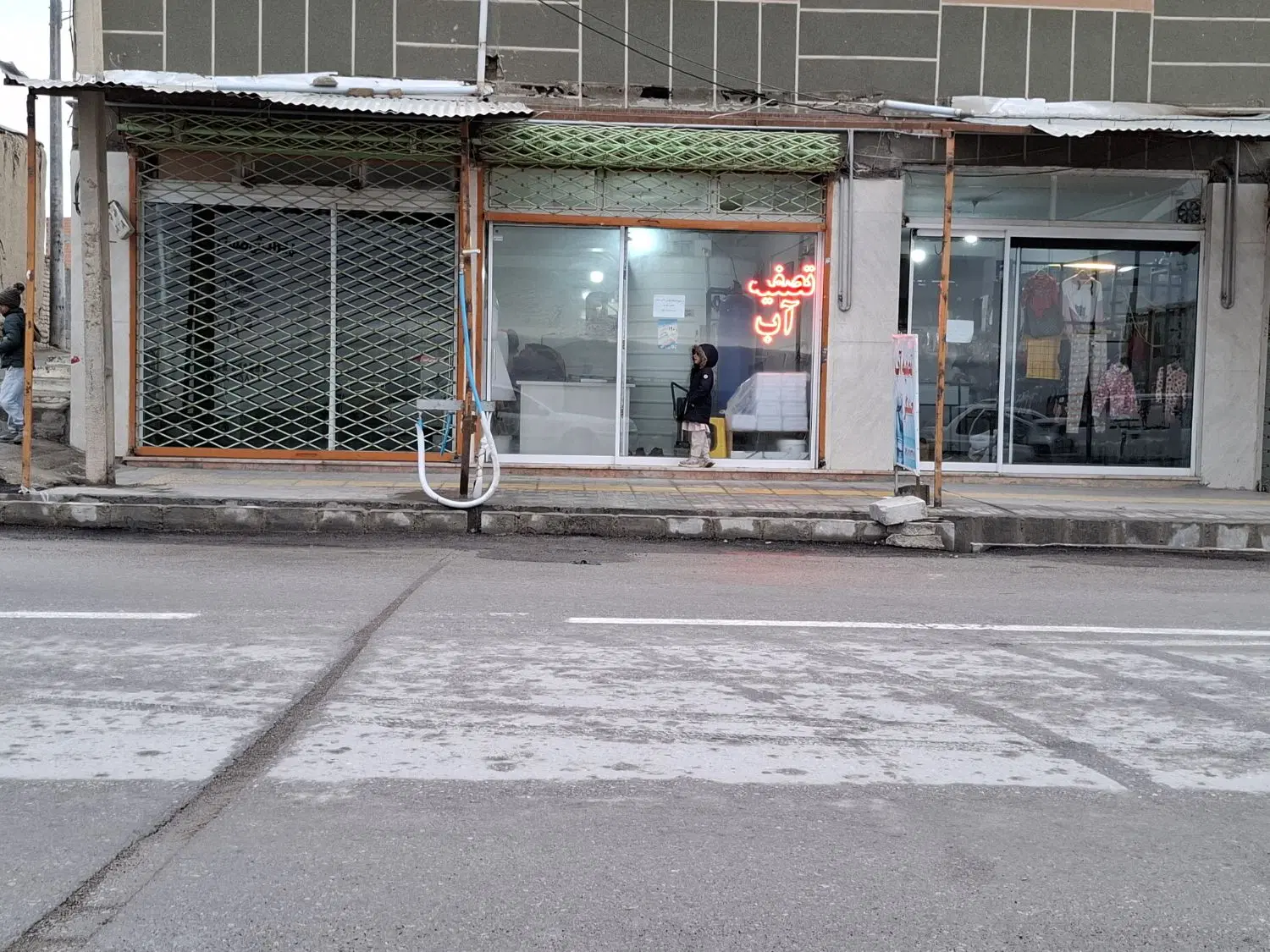 مغازه تجاری حاشیه خیابان اصلی خانلق
