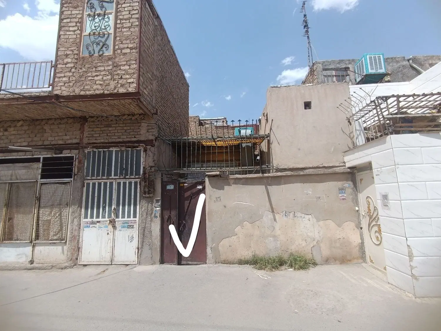 خانه پنجاه متری ، حیاط‌دار همکف ، کوچه دلباز