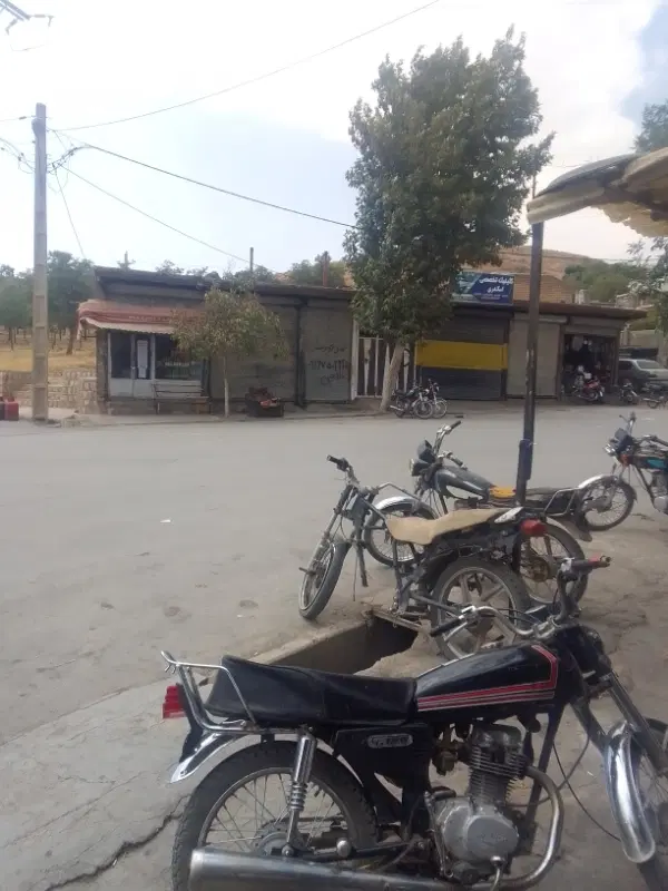 دو دهنه مغازه در پایین تپه شهدا گمنام