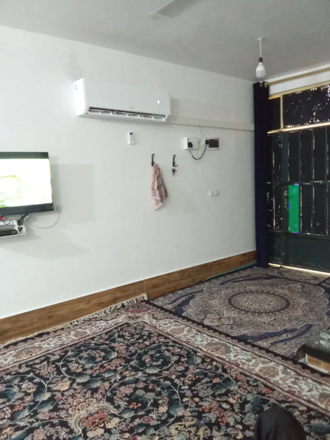 سلام یک خانه طبقه بالا دارم بفروش میرسد