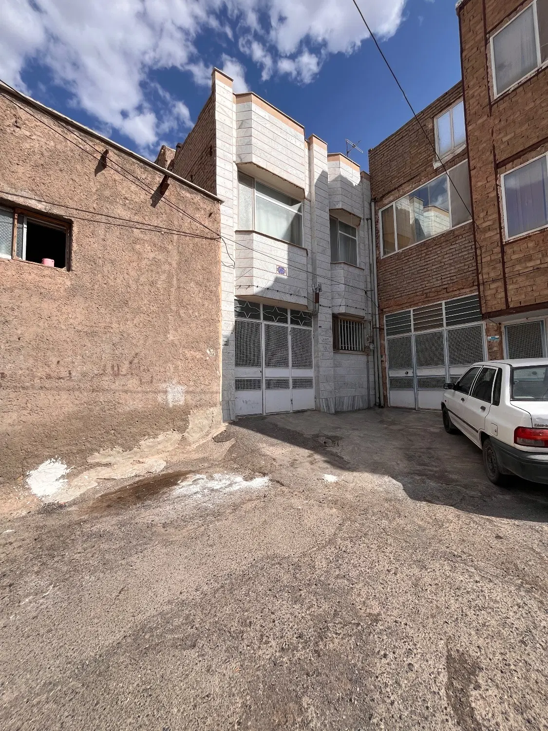 خانه مسکونی دو طبقه