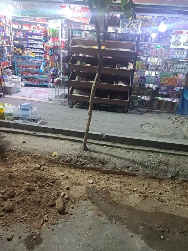 جلو مغازه سبزی فروشی