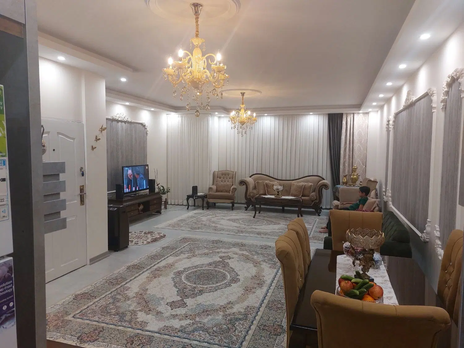 آپارتمان بازسازی کامل غرق نور.