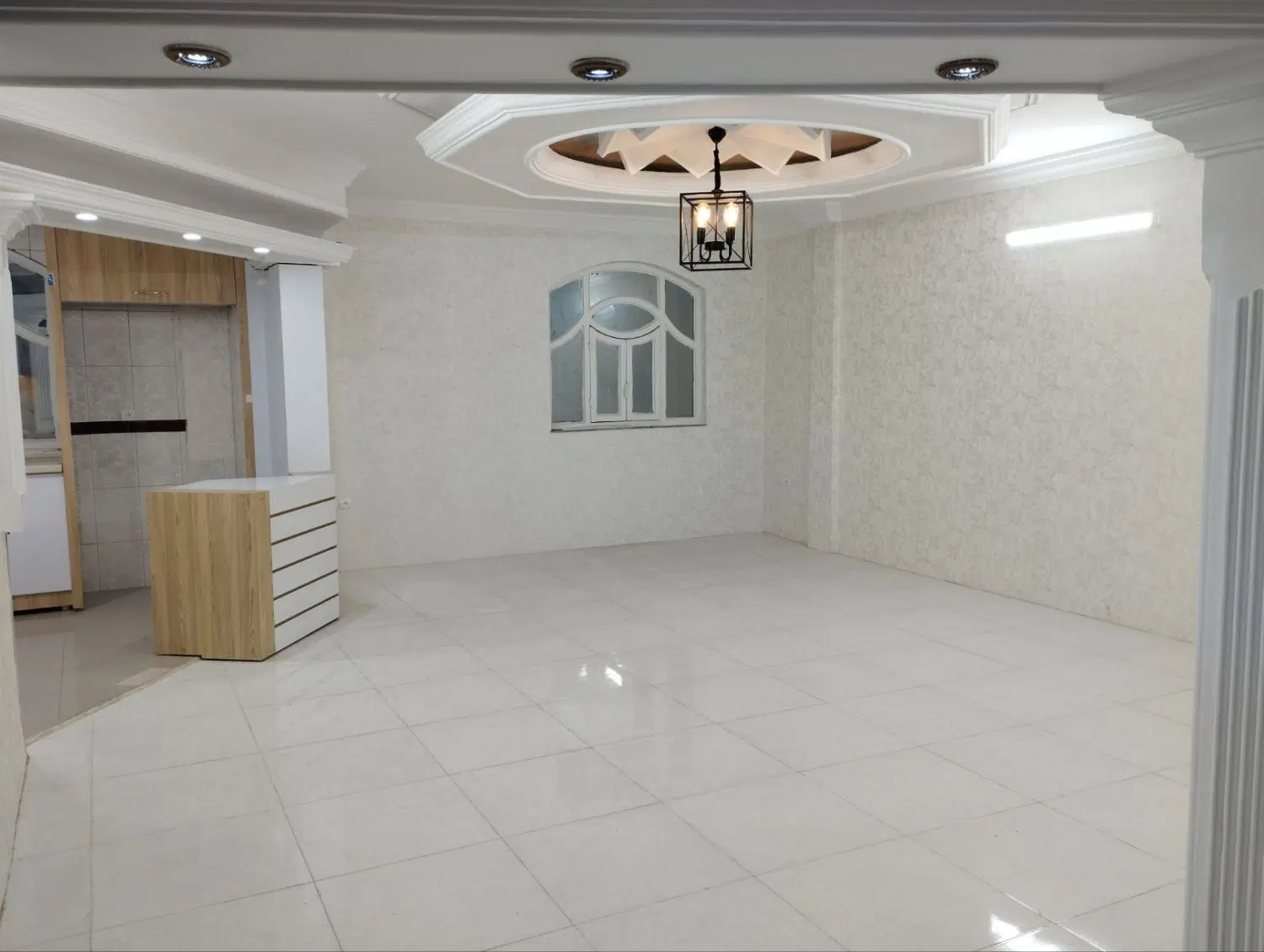اپارتمان ۹۰ متری _حاشیه خیابان اصلی_ پروین اعتصامی