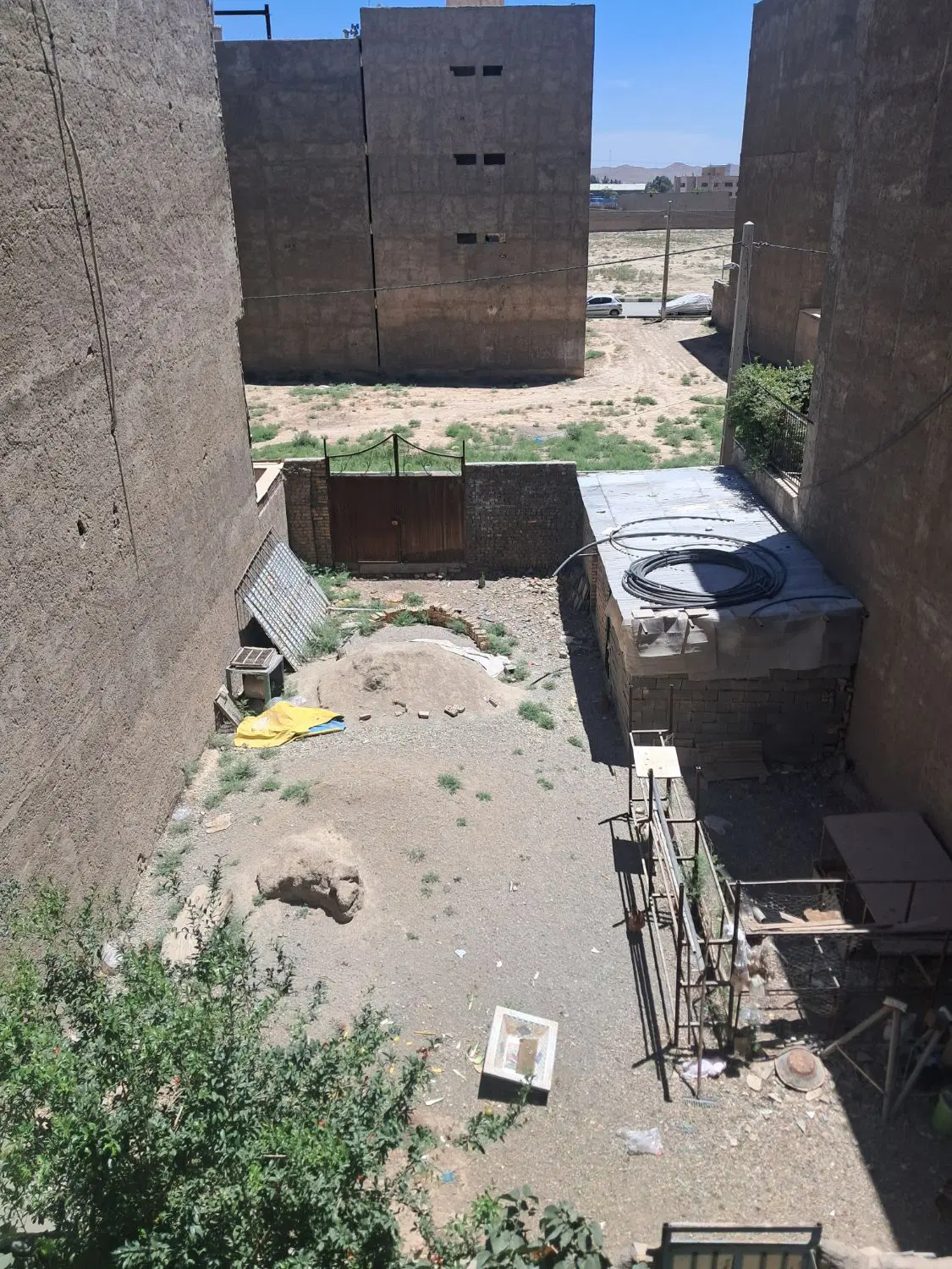 یک قطعه زمین ۱۸۰ متری