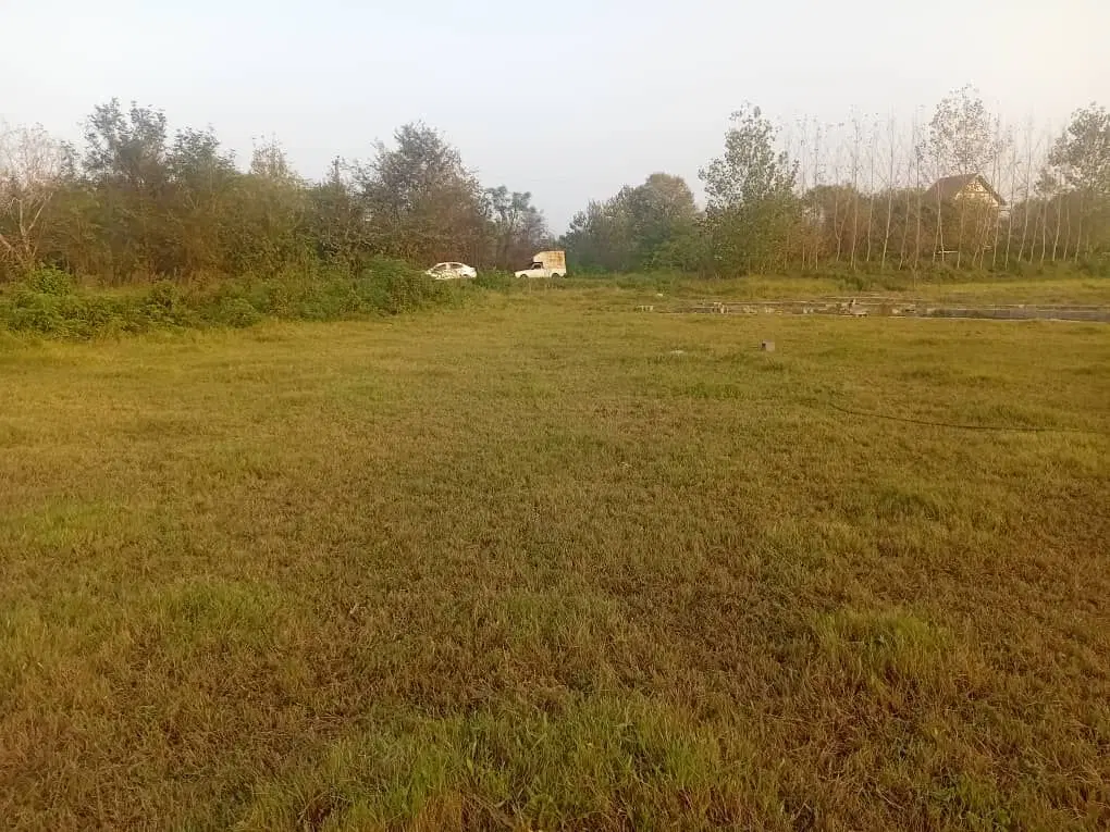 ۳۰۰ متر زمین