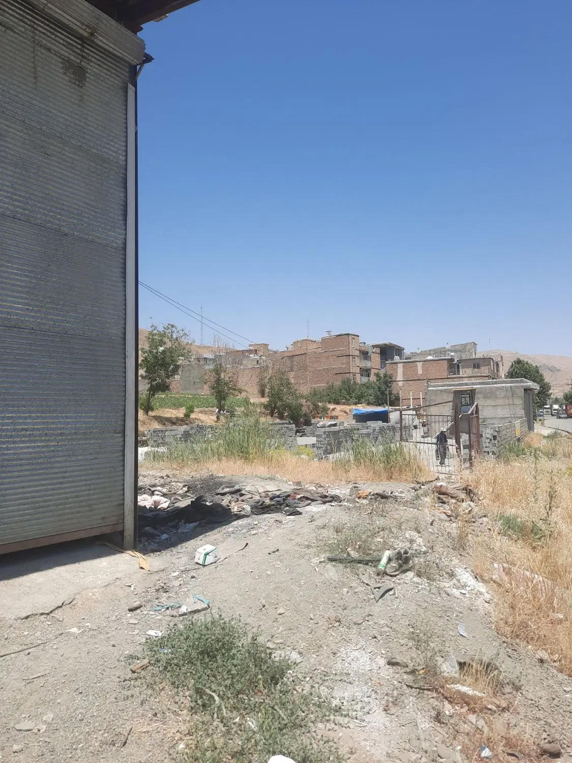 ۸۰ متر زمین تجاری مناسب ۳دهنه مغازه و ۲طبقه مسکونی