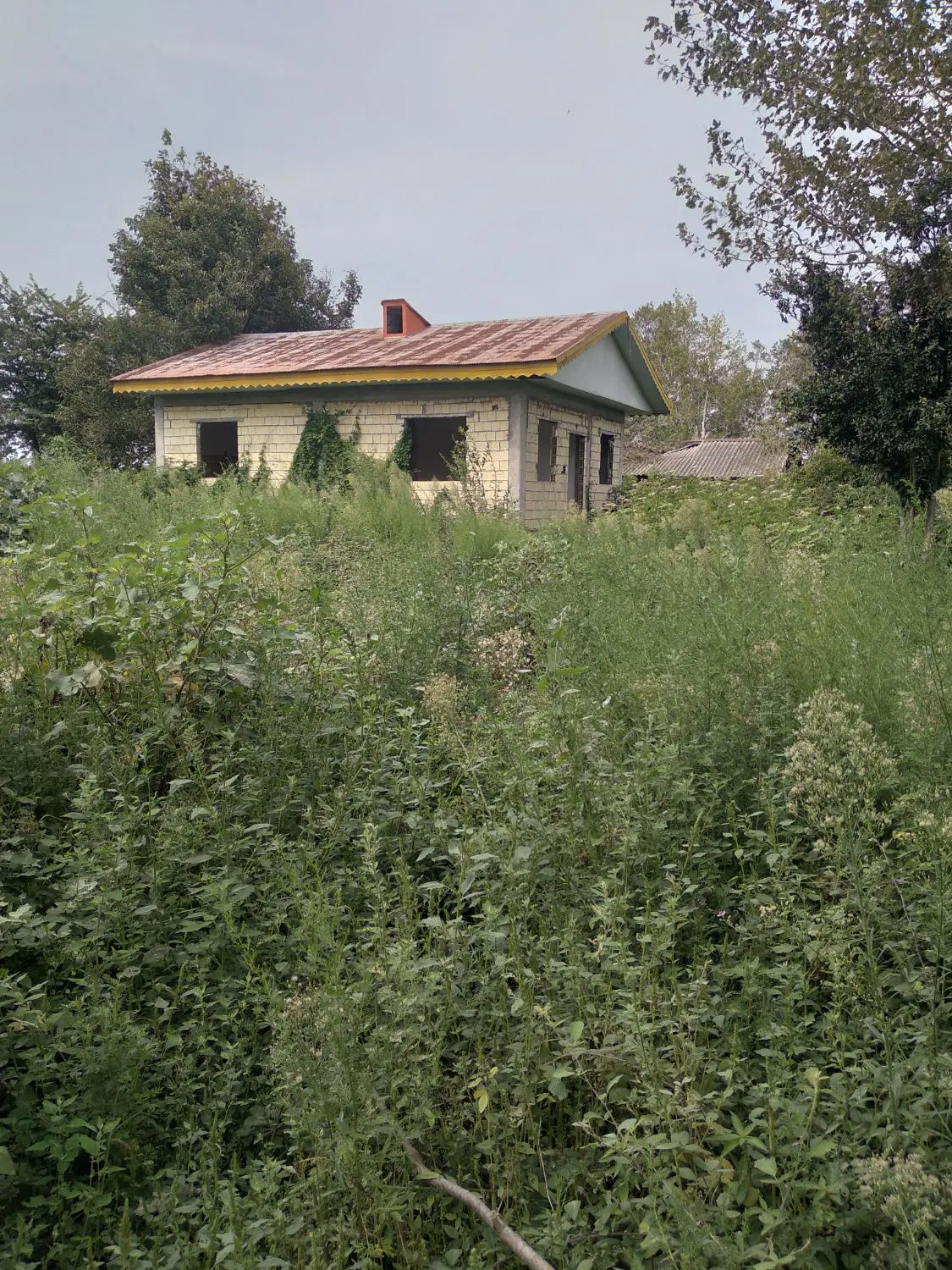 ۹۰مترخانه نیمه کاره باپروانه ساخت با۳۰۰مترزمین