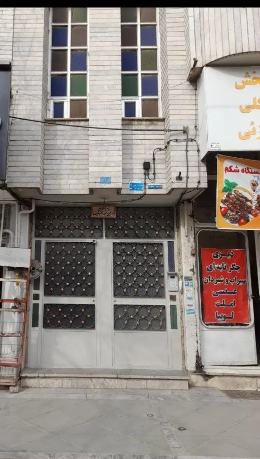 دو دهنه مغازه با دوطبقه اپارتمان