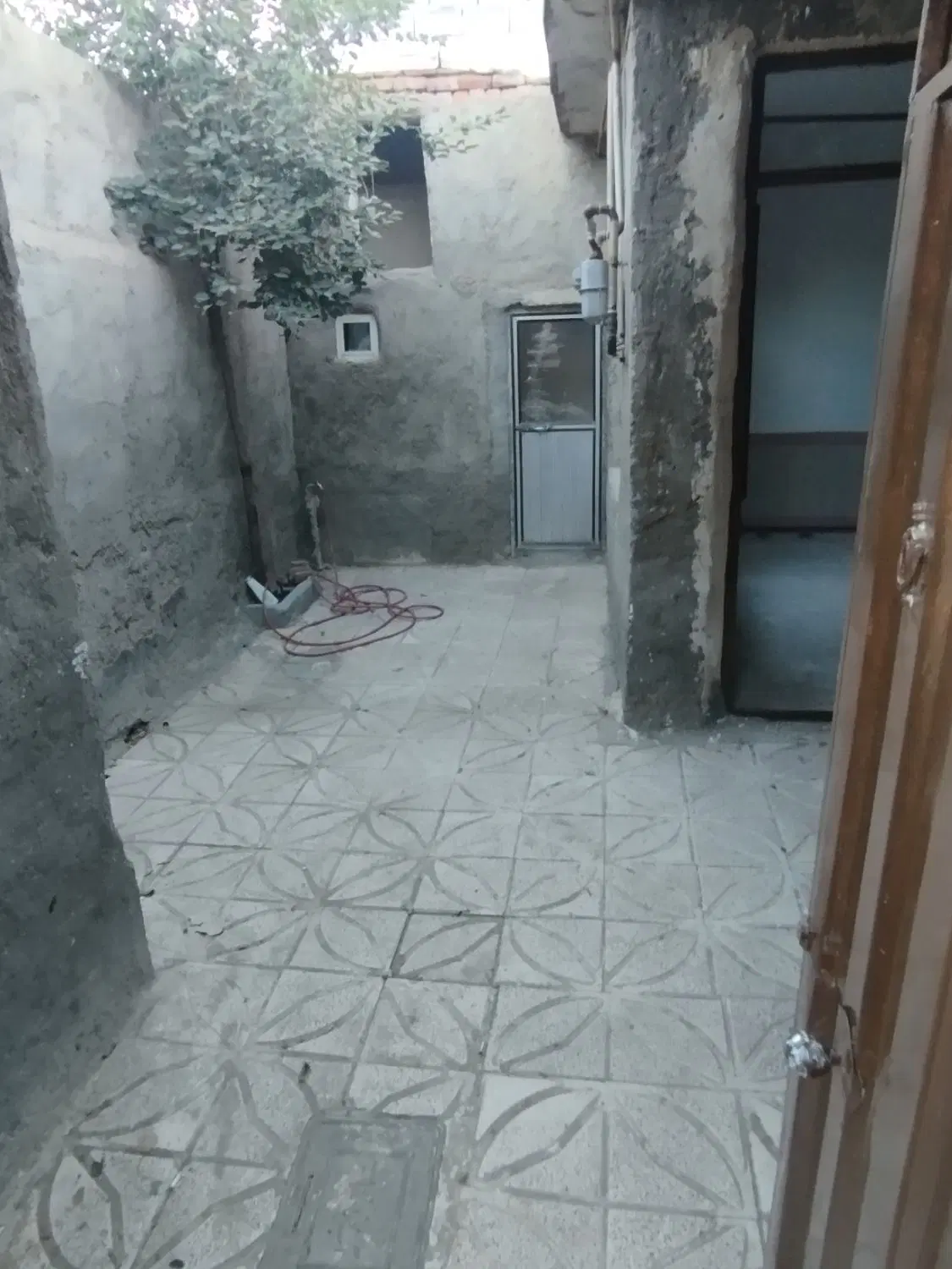 یک خانه به اجاره داده میشود