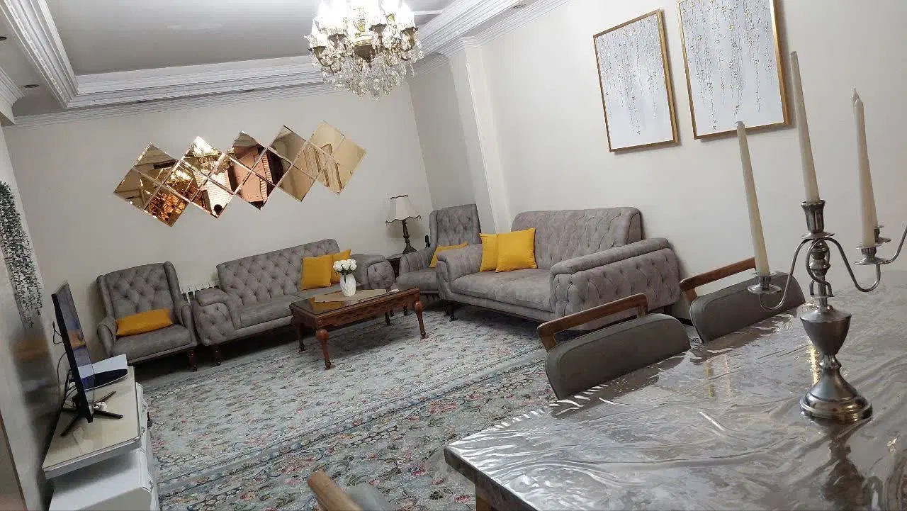 با مدیریت خانم معین. فروشنده واقعی