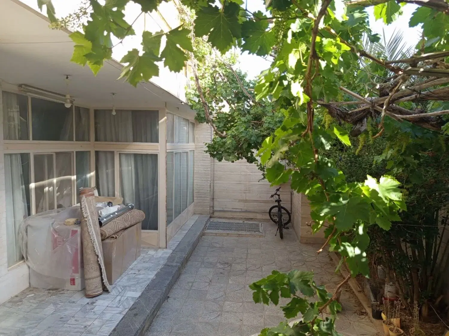 خانه ویلایی دربست با حیاط