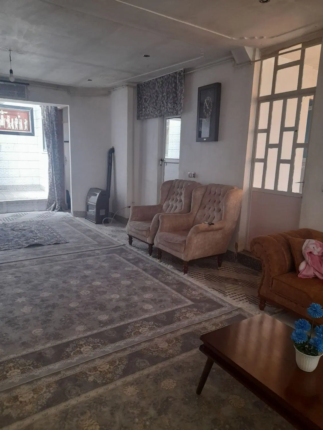 خانه  سه طبقه، یا طبقه بالا و نصف پیلوت، خ چمران