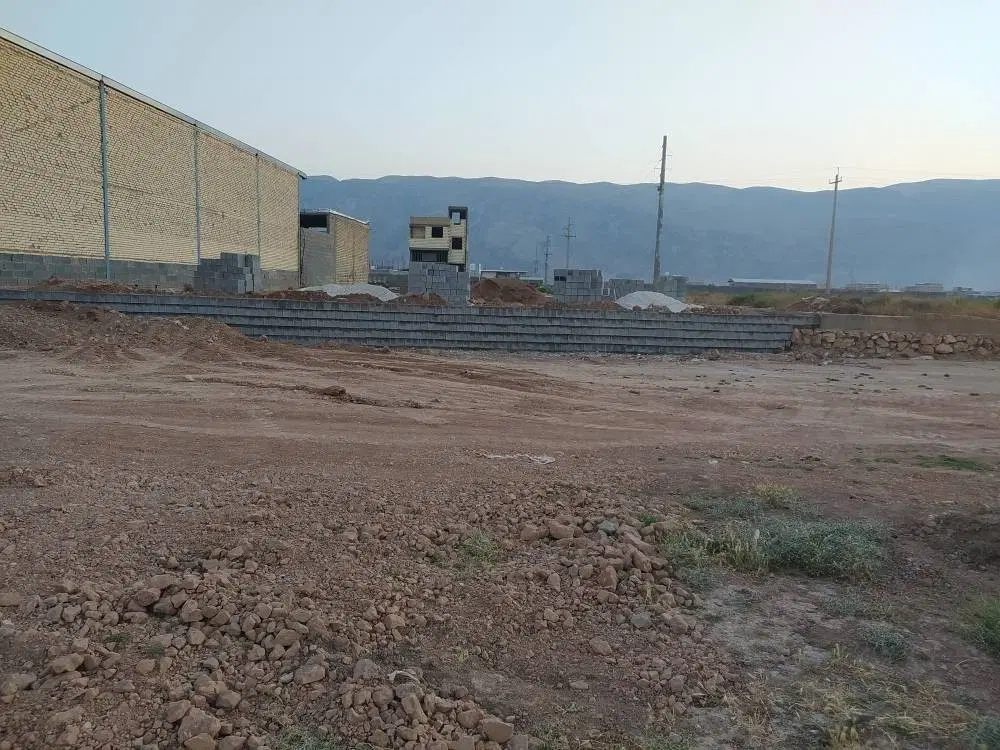 زمین ۱۰۰ متری در کرونی