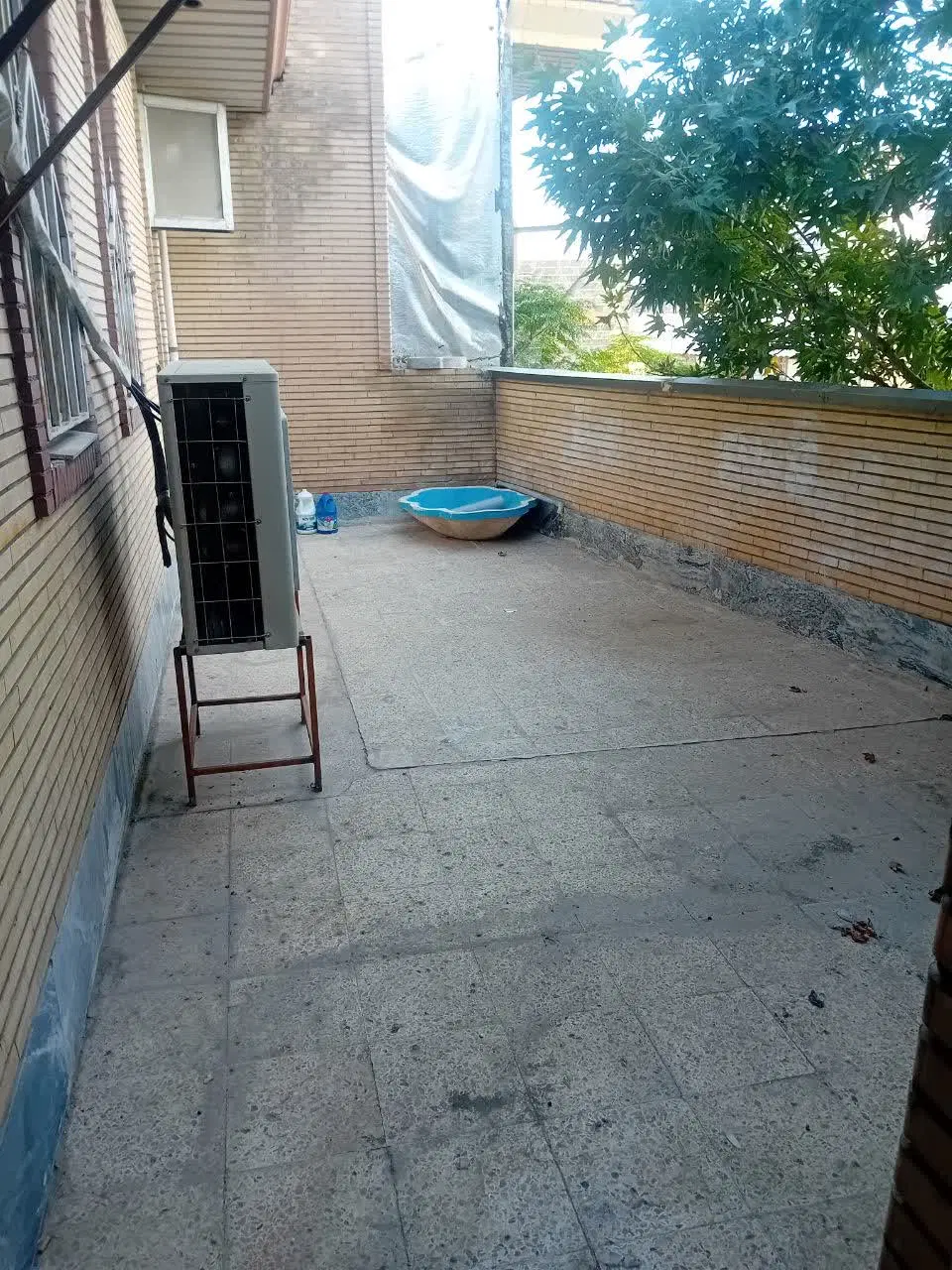 واحد جلوی خیابان ارم ابتدای خیابان