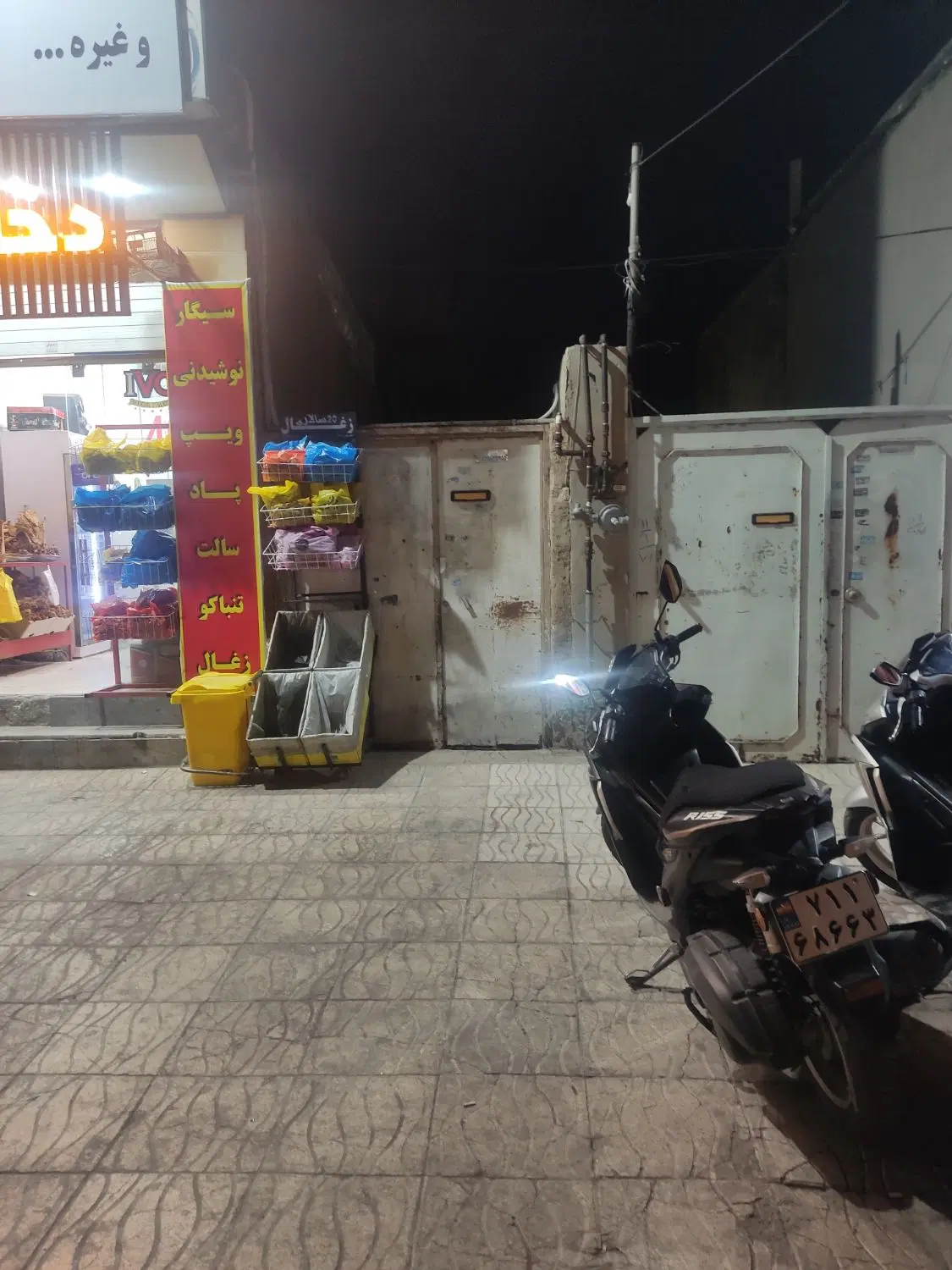 دو دهنه مغازه بر بلوار اصلی