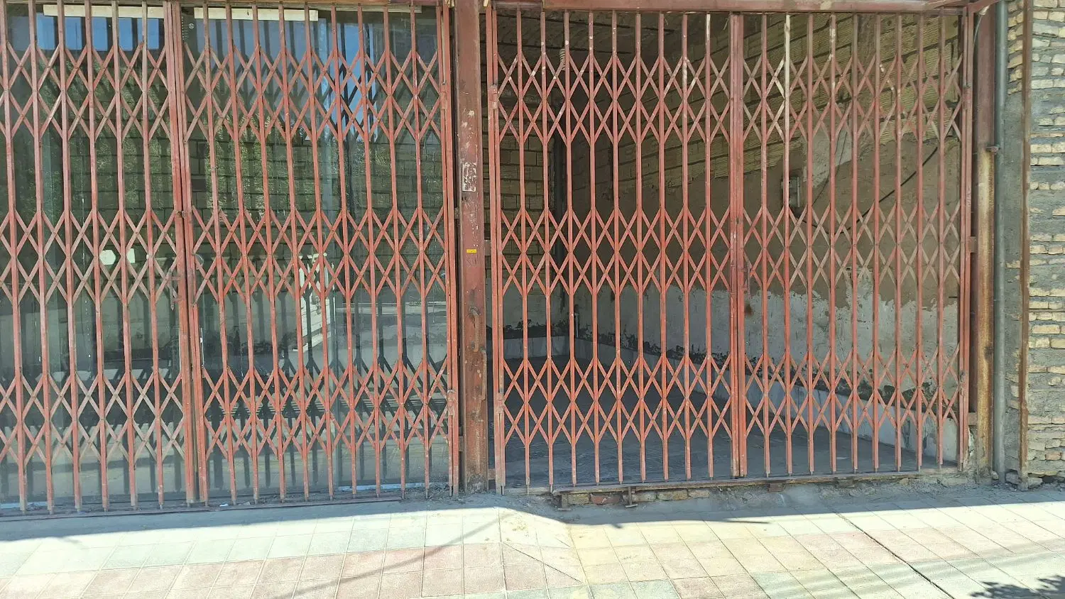 دو دهنه مغازه به متراژ ۵۰ متر اجاره داده میشود