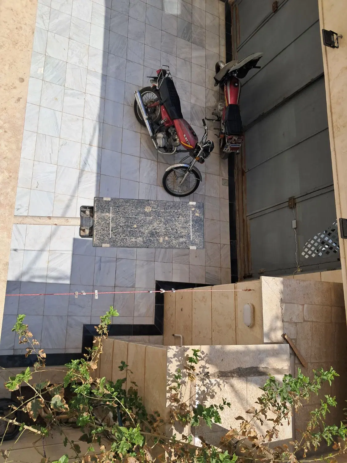 منزل همکف وتمیز با نورگیرعالی