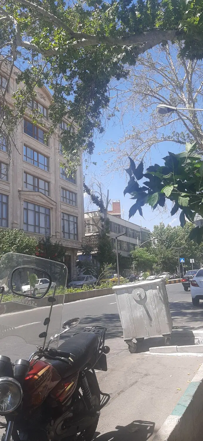 ۳۰۰ متر در سه طبقه بر مطهری ، مناسب کافه رستوران