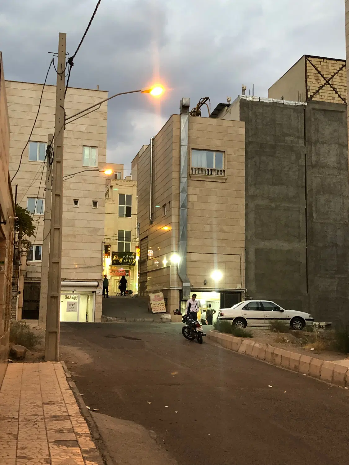 زمین فروشی