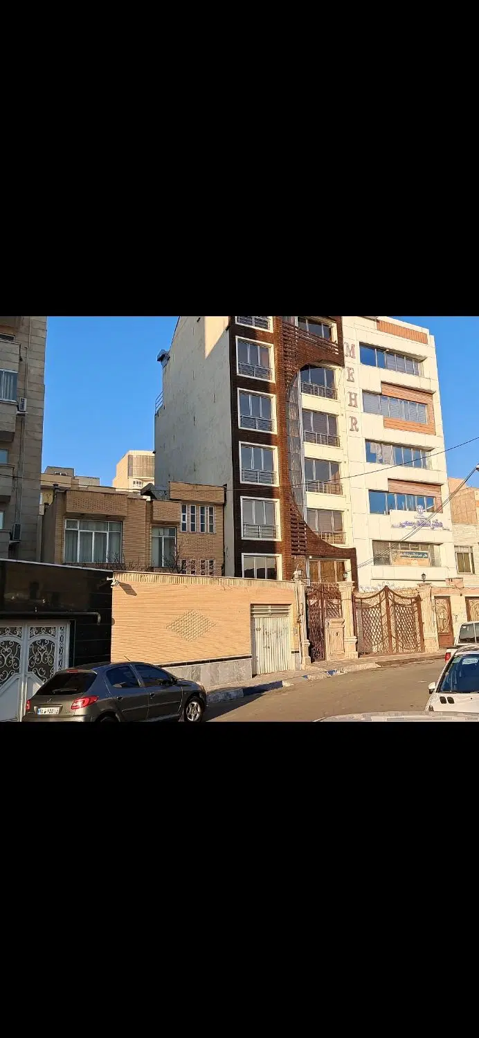 فروش خانه 310 متری 3 طبقه در ولیعصر(حیاط)