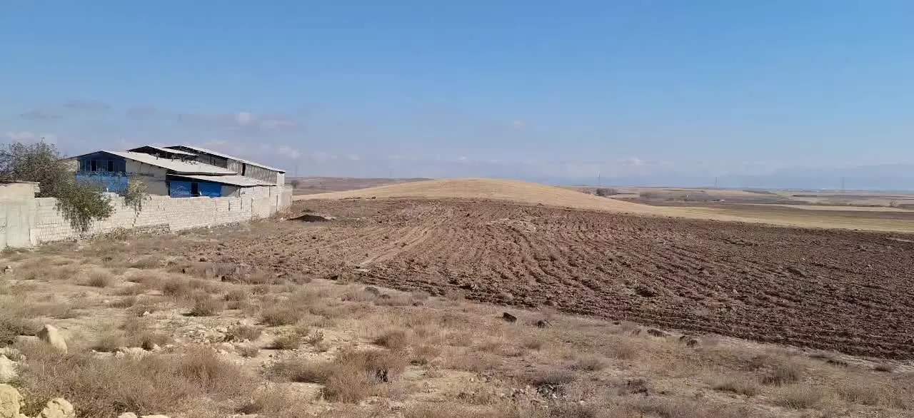 ۱۷۰۰ متر زمین چسبیده به جاده اصلی