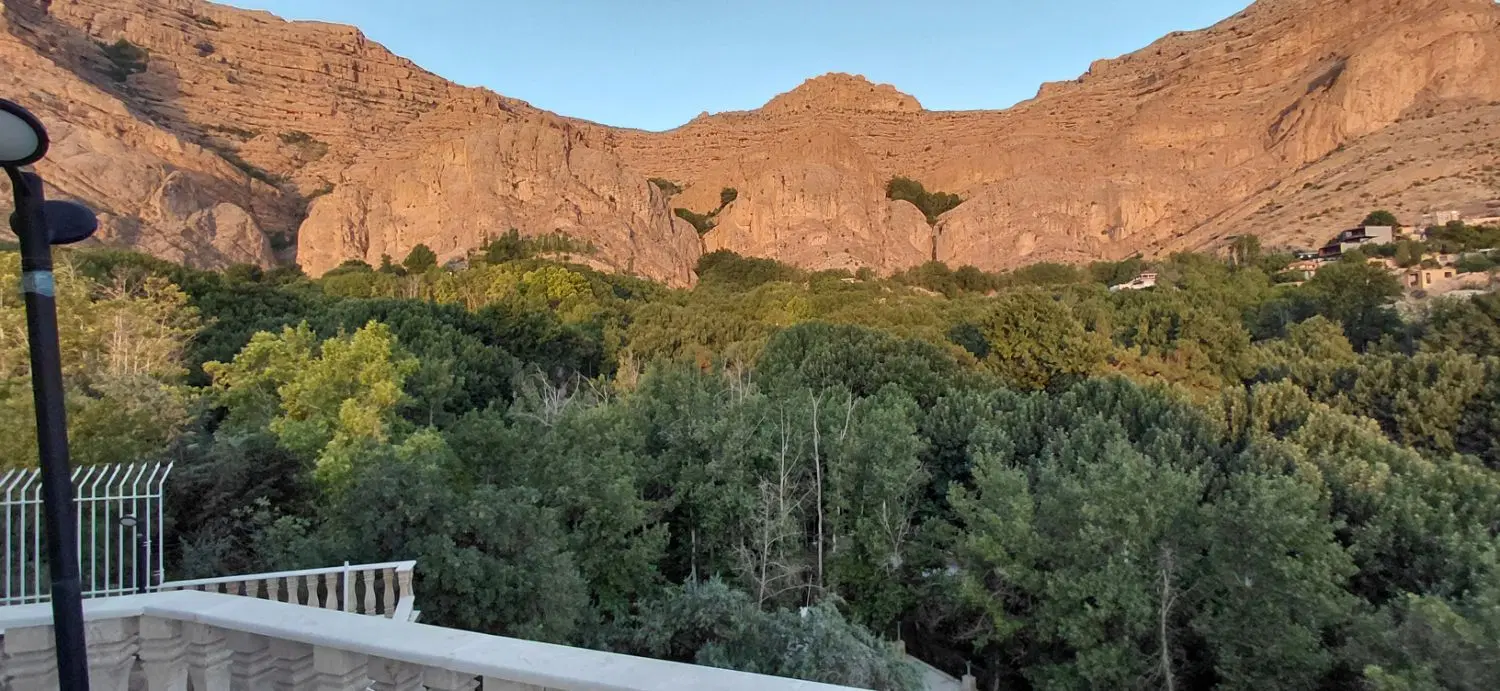 زمین محصور  در  باغشهر فدک روبروی سیم جوش