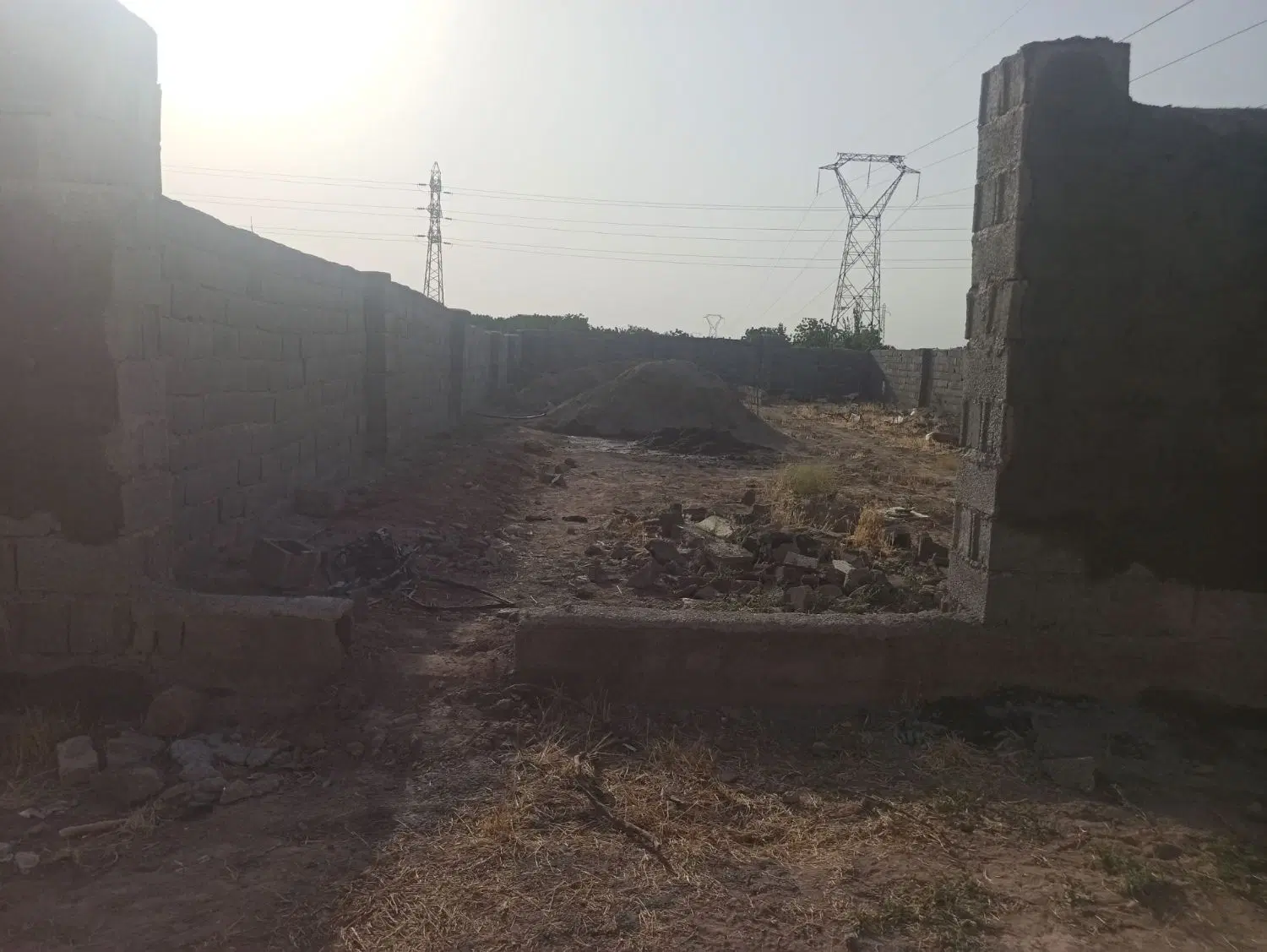 زمین چهار دیواری دنگیزک