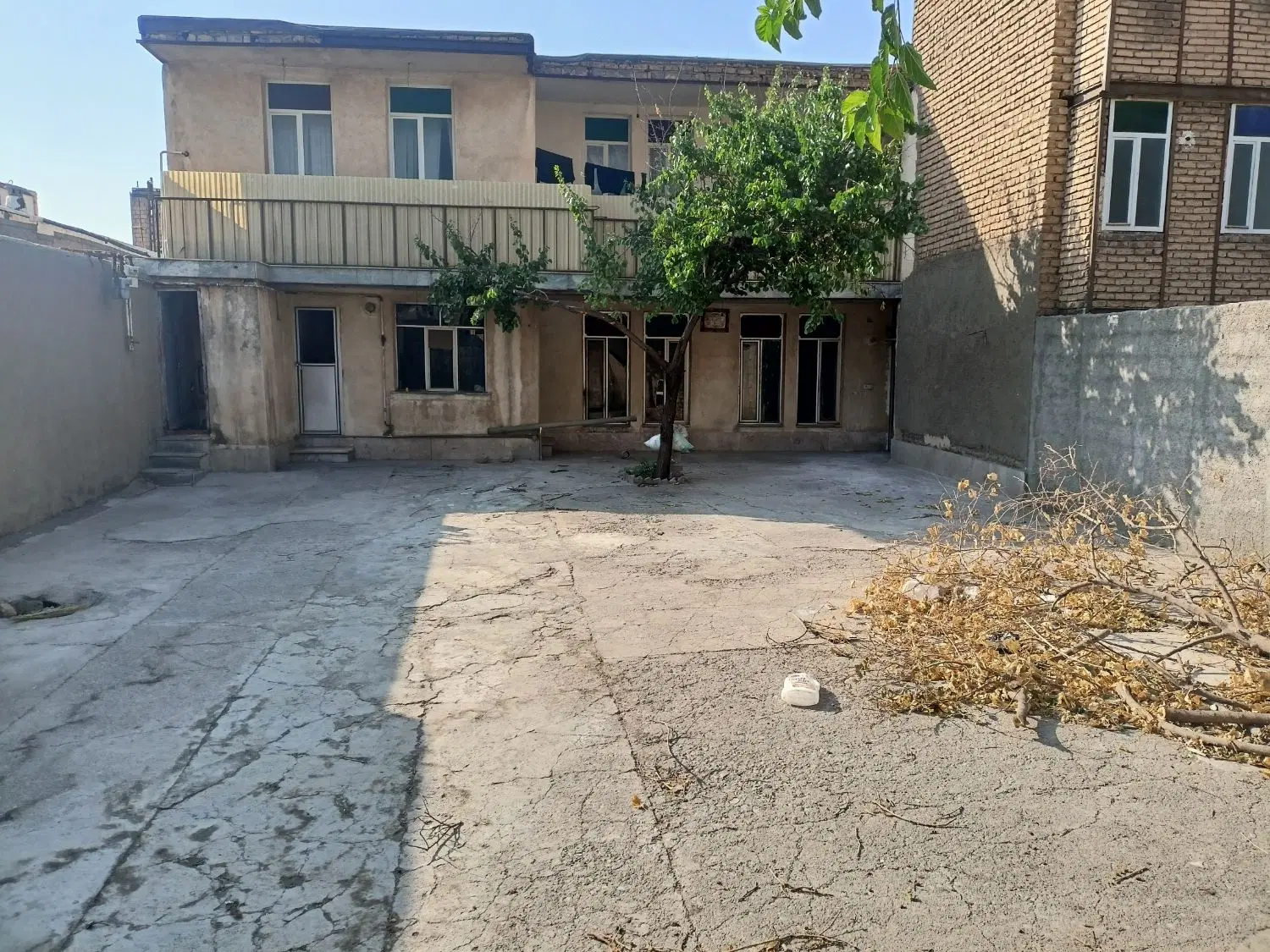 ویلایی ۳۲۵ متر،۳ خواب همکف،حیاط ۱۷۳ متر ،سند تک