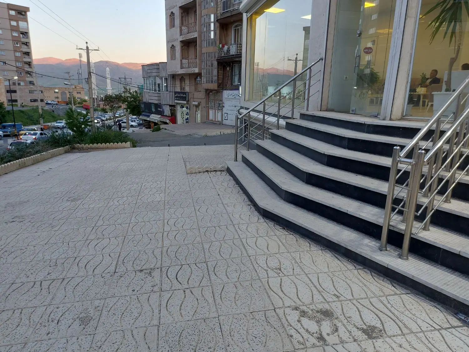 اجاره تجاری  بر خیابان اصلی ویلاشهر ۶۵ متر