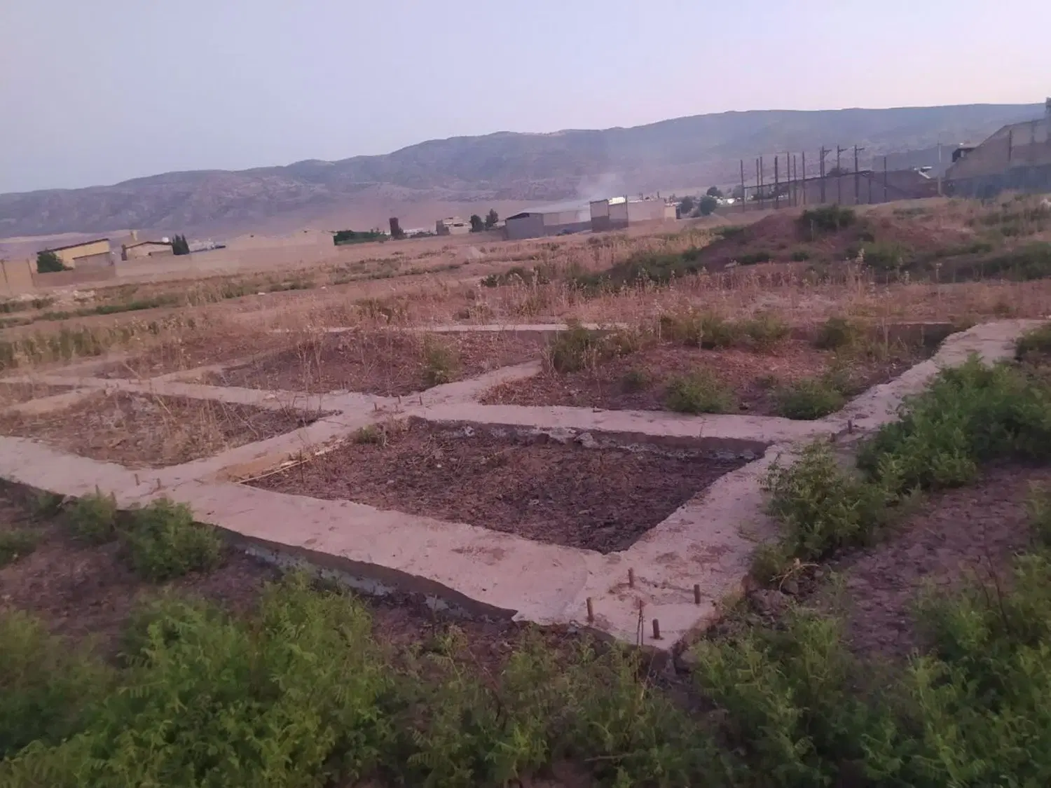زمین شناژ شده  در شهرک پرواز