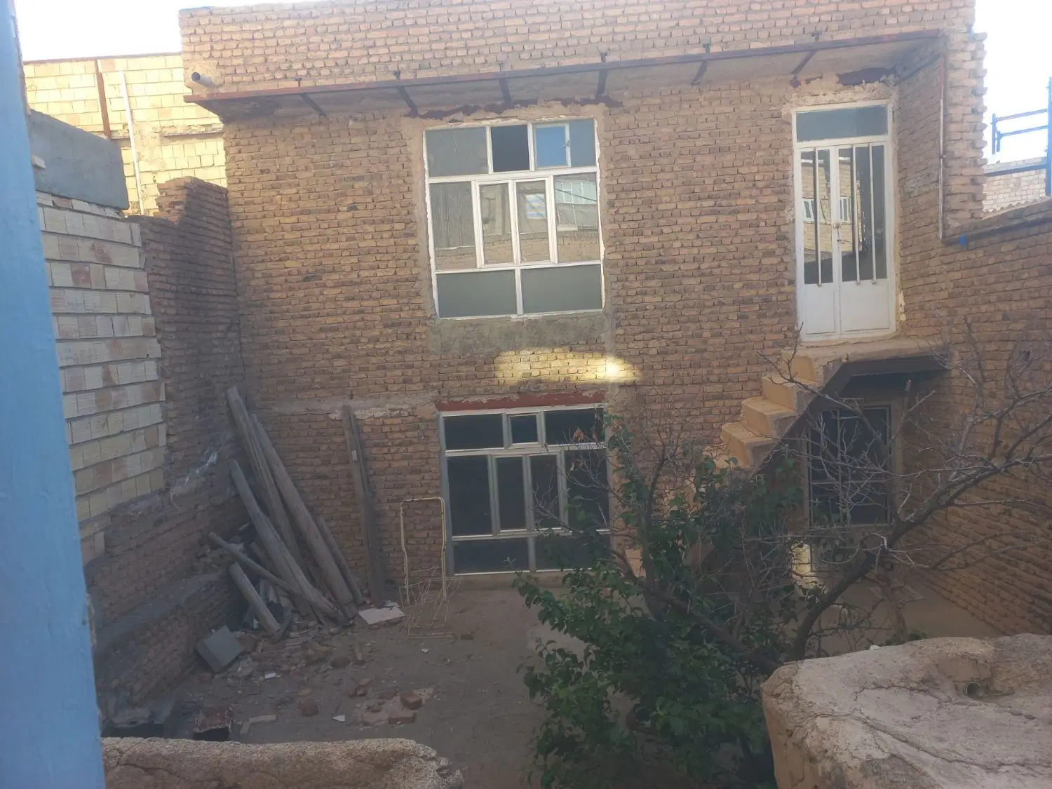حیاط مسکونی