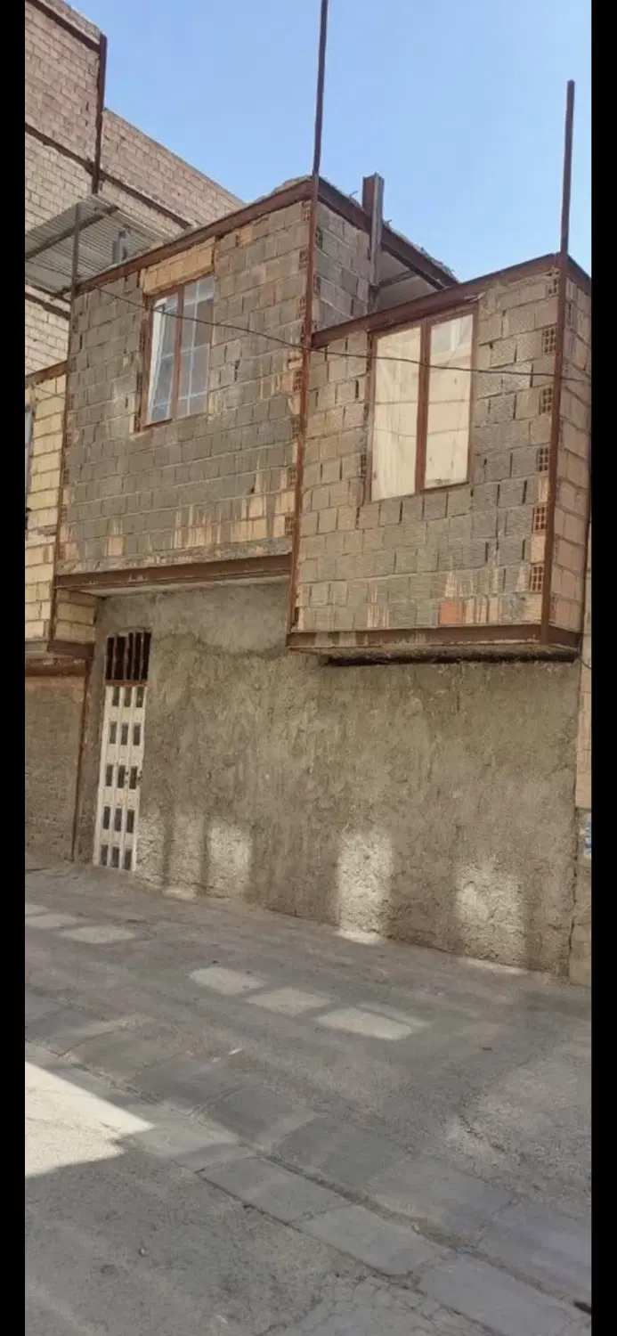 یک ساختمان نیمه کاره تازه ساخت
