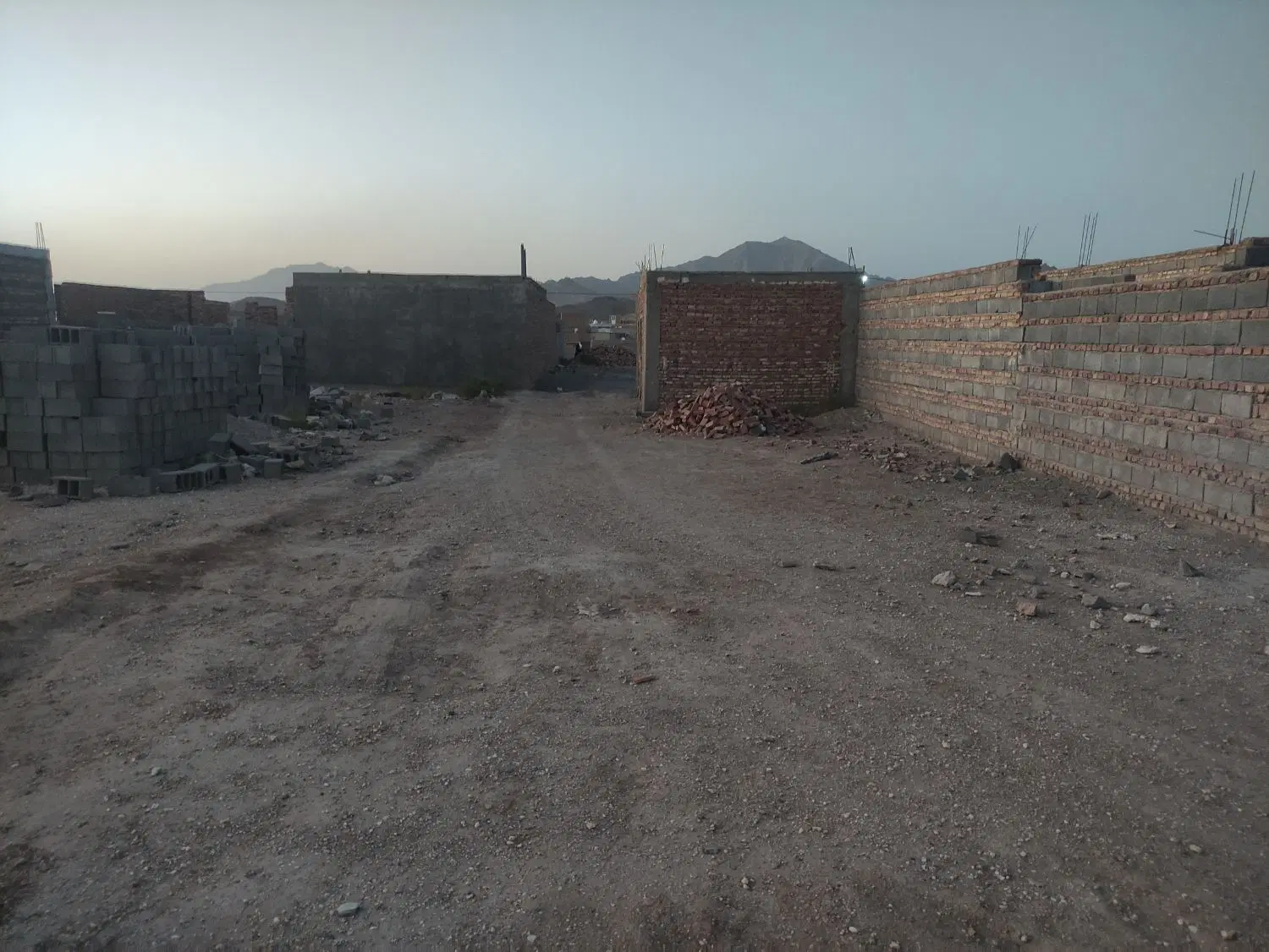 زمین در حالیکه با دو اتاق