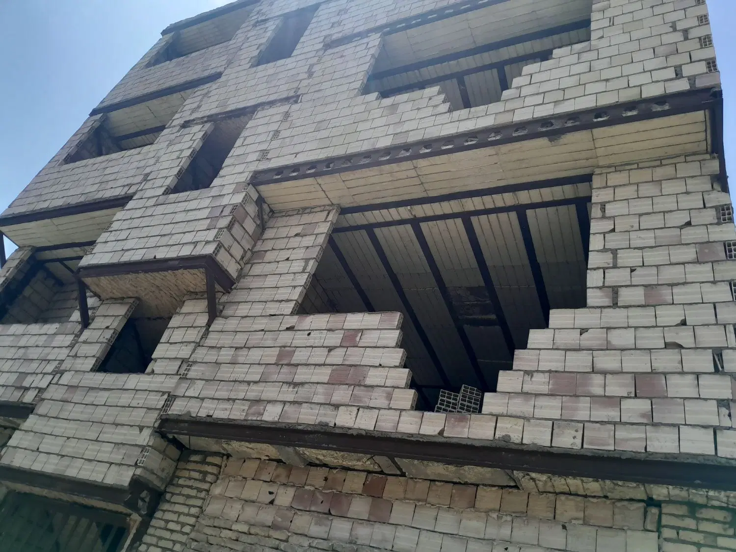 ویرانی ۲۵،چهار طبقه در حد صفت کاری،