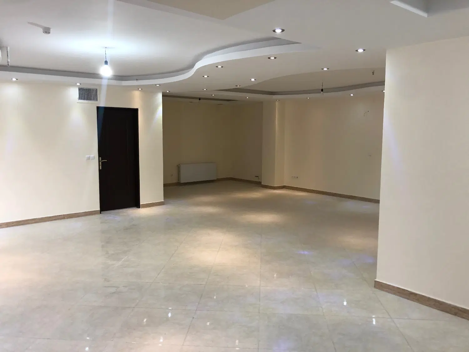 اجاره واحد اداری ۱۷۵ متری دو نبش بر خیابان اصلی