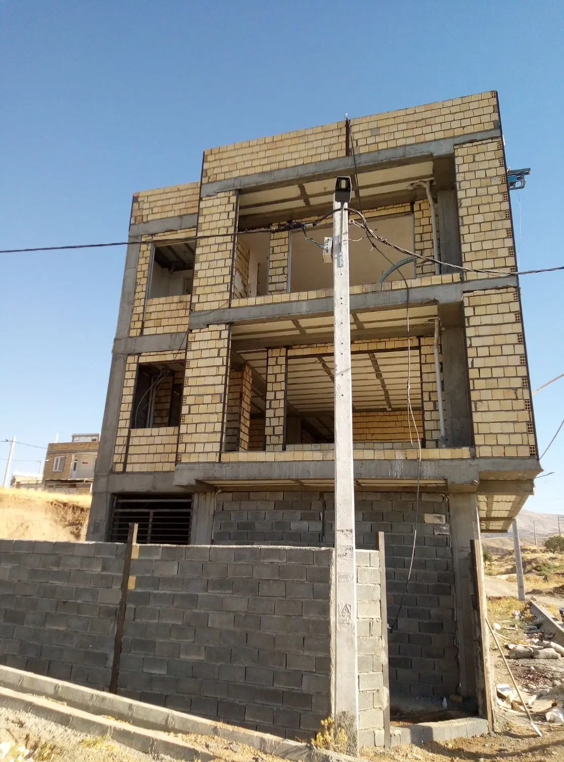 خانه نیمه کاره
