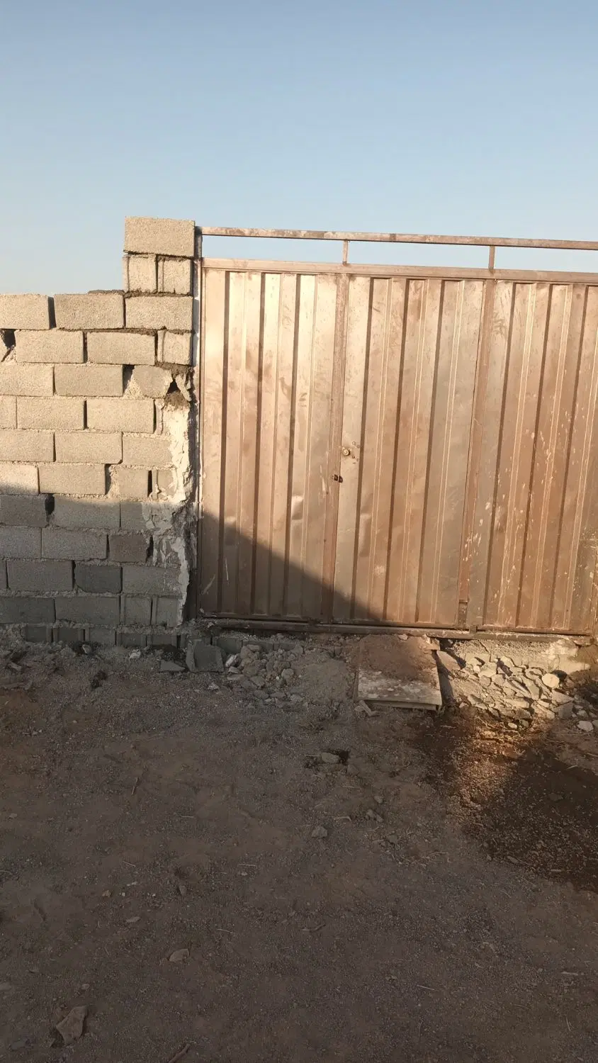 باغچه چهاردیواری شده بادر ماشینرو