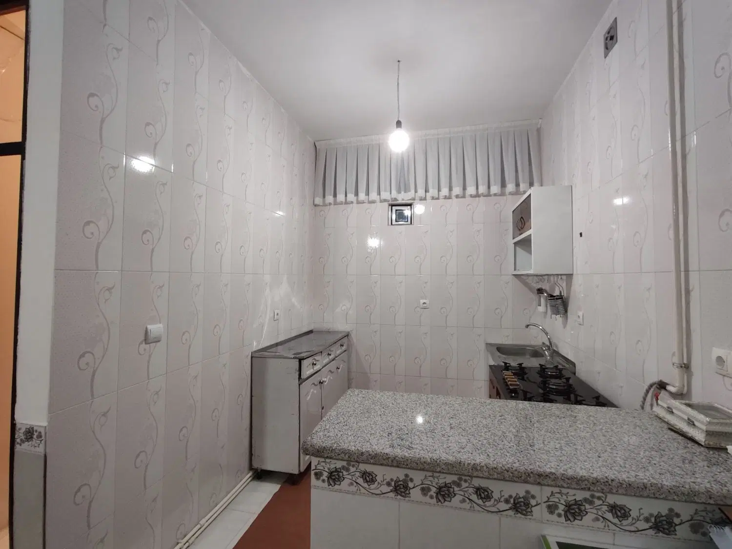 ساختمان دو طبقه در باریکه (راهنمایی رانندگی )